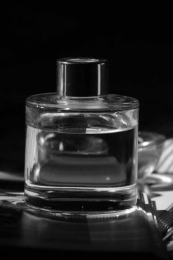 Siyah arka planda parfüm şişesi