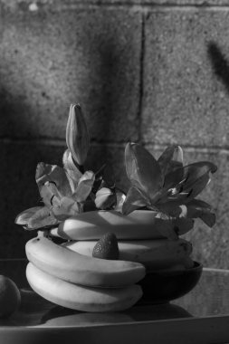 Güzel bir meyve sepetinin siyah beyaz fotoğrafı. 