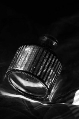 Güneş tarafından aydınlatılan cam kavanoz.