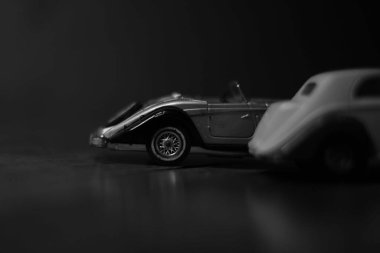 İki ölçekli model araba