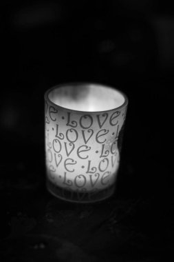 Kırmızı saplı siyah metal bir kase.