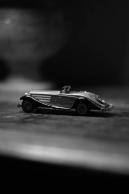 Eski askeri bıçağın siyah beyaz fotoğrafı.