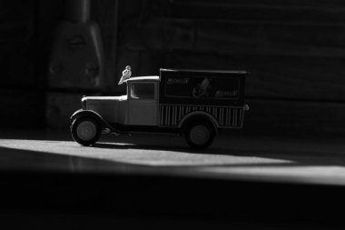 Siyah arkaplanda yanan mum