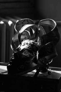 Boyalı camları kapat. 