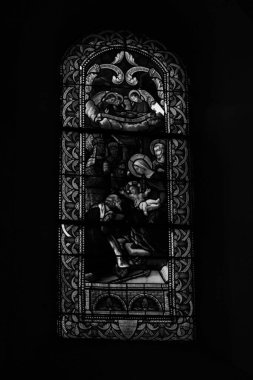 Karanlığın içinde lekeli camlar.