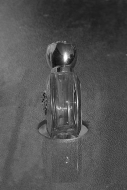 Cam bir masada cam bir şişe. 