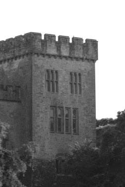 Eski taş duvar, eski kale ve İtalyan köyünün ortaçağ kalıntıları.