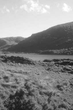 Dağlarda siyah beyaz bulutlar