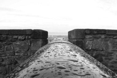 Denizde siyah ve beyaz taş merdiven