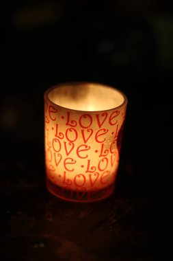 Siyah arka planda bir mum lambası, karanlık bir odada yanan güzel bir fener.