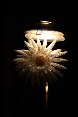 Bir bardak beyaz mumu kapat.