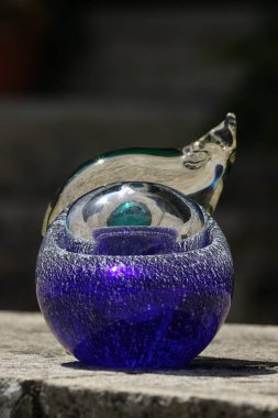 Beyaz ahşap arka planda eski bakır lamba, yakın plan.