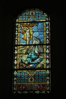 Yüce İsa adına, vitraylı bir pencere..