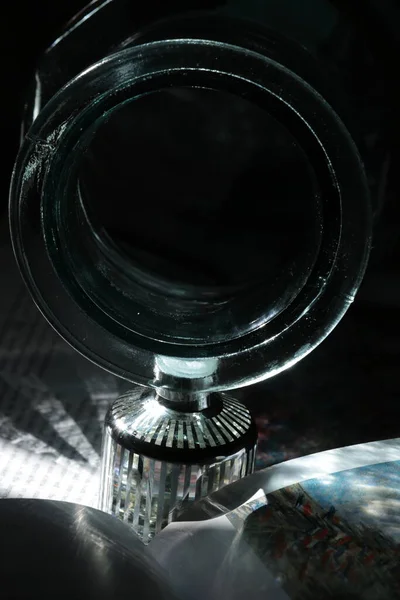 Siyah zemin üzerinde boş bir cam bardak ve şişe görüntüsünü kapat