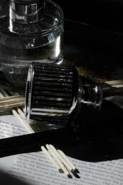 Ahşap arka planda bir şişe ve bir bardak şampanya.