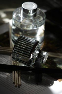 Çeşitli parfümlerin yakın plan görüntüsü