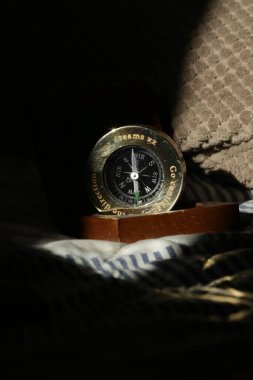 Yastıktaki altın pusula 