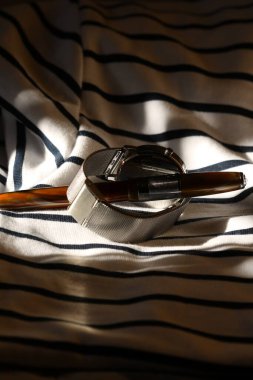 Peçetedeki bıçağın yakın çekim görüntüsü.