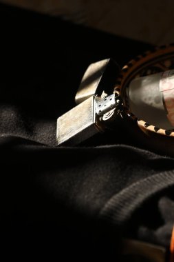 Siyah deri kemerli, eski bir cep saatinin yakın çekimi..