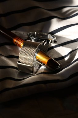 Siyah ve altın renkli bir papyonun dikey çekimi.