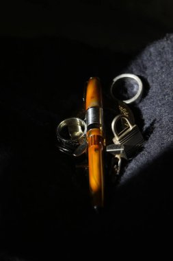 Siyah arkaplanı olan antika bir kameranın yakın çekimi.