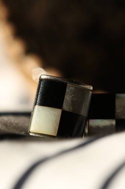 Siyah bir USB tapasının yakın çekim görüntüsü, yakın plan.