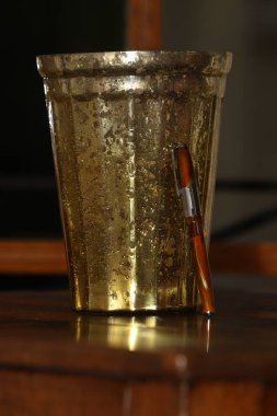 Eski tahta kaşık ve bir kadeh şarap.