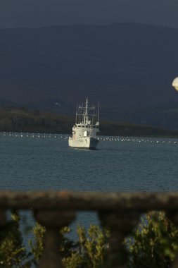 Denizde yüzen teknenin manzarası