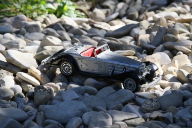 Yoldaki bir arabanın görüntüsü.