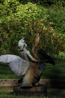 Güneşe doğru yaklaşan bir melek.