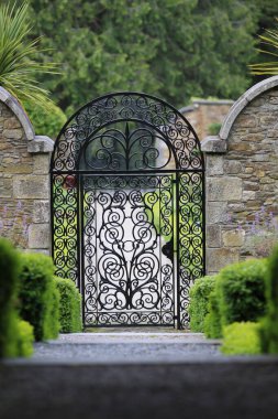 Güzel dekore edilmiş taş bir duvarın yakın çekimi.