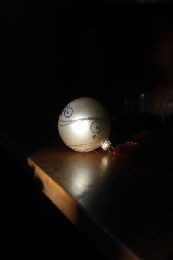 Siyah arka planda noel balosu