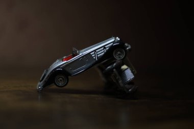 Tahta arka planda oyuncak araba.