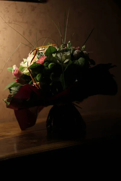 Bouquet Fleurs Sur Table — Photo