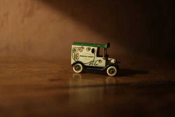Іграшковий Автомобіль Червоною Стрічкою Фоні Столу — стокове фото