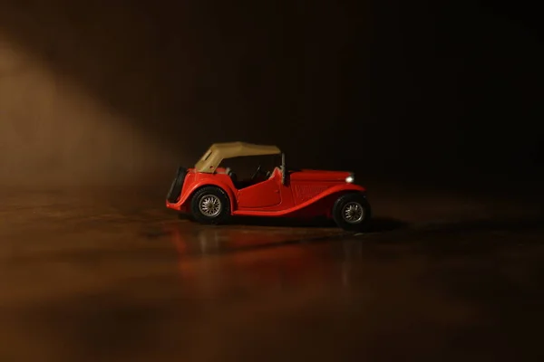 Mały Miniaturowy Model Samochodu Drewnianym Stole — Zdjęcie stockowe