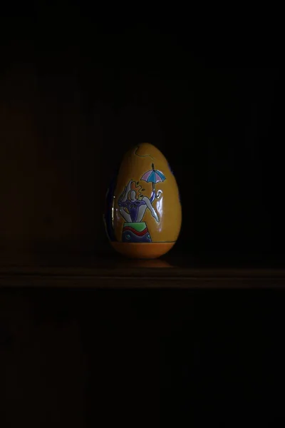 Крупным Планом Цветного Пасхального Яйца Подряд Черном Фоне — стоковое фото