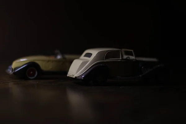 黑色背景的玩具车 — 图库照片