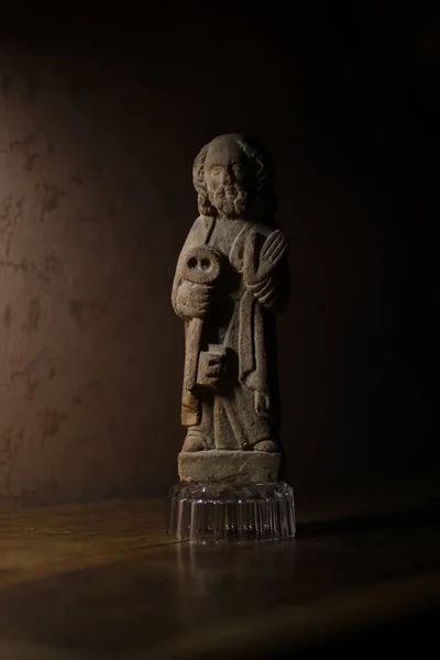 Uma Figura Uma Boneca Madeira Com Uma Estátua Brinquedo Lápide — Fotografia de Stock