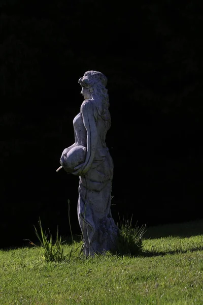 公园里一个美丽天使的雕像 — 图库照片