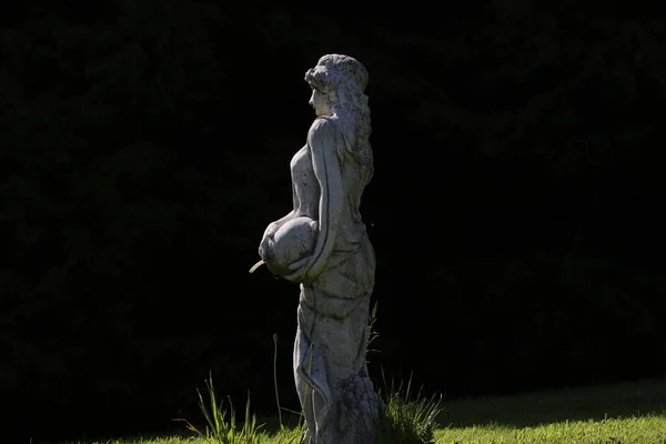 Скульптура Красивої Дівчини Темному Тлі — стокове фото