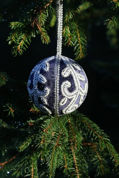黒い背景の木の形をしたクリスマスボール — ストック写真