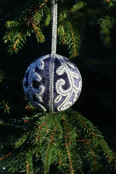 Kerstbal Decoratie Opknoping Sparren Tak Met Bloemenslinger — Stockfoto