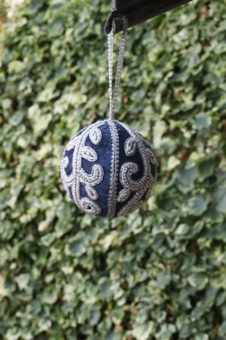 Pencereden sarkan bir ağaçtan sarkan Noel süsü.