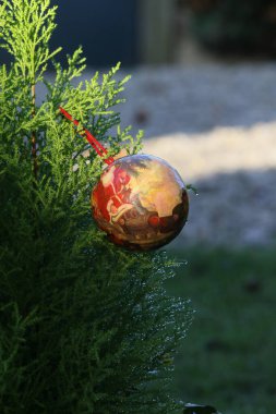 Ağacın arka planında noel topu olan bir dünya