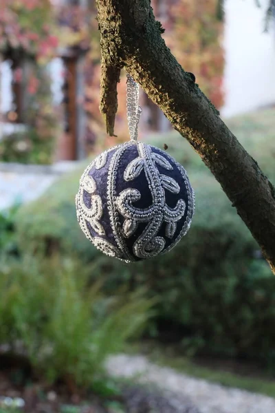 Arbre Noël Décoratif Avec Motif Bleu Sur Fond Branches Vertes — Photo