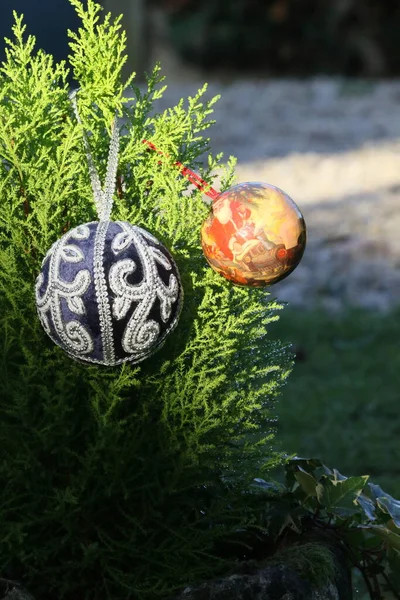 Decoratieve Kerstversieringen Achtergrond Van Bomen — Stockfoto