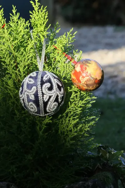 松の木のクリスマス飾り — ストック写真