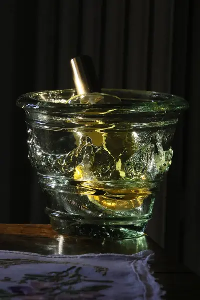 Szklanka Whisky Wodą Drewnianym Stole — Zdjęcie stockowe