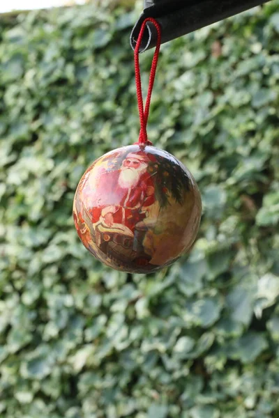 Bir Ağacın Dalına Asılı Kırmızı Yumurta — Stok fotoğraf